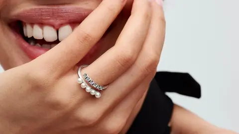 Anillo Abierto Perlas Cultivadas de Agua Dulce y Pav&eacute; de Pandora