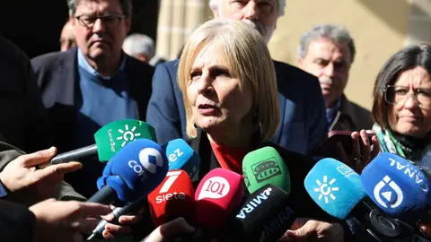 La alcaldesa, Mar&iacute;a Jos&eacute; Garc&iacute;a-Pelayo atiende a los medios | Cristo Garc&iacute;a