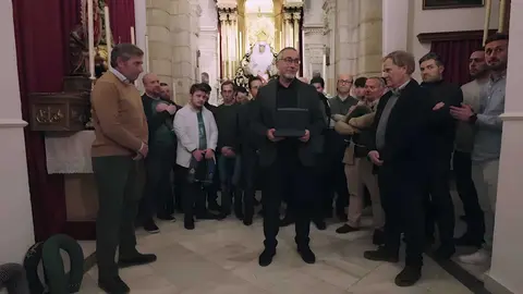 Tom&aacute;s Sampalo recibe una placa de su cuadrilla en recuerdo a su hijo Pablo