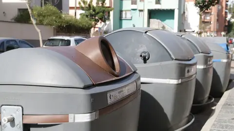 Cae al cami&oacute;n de la basura tras vaciar un contenedor de papel en Almer&iacute;a