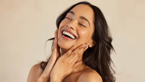 Mujer con piel suave y limpia