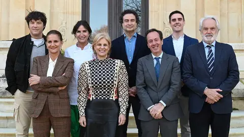 Miembros del jurado de MasterChef con el equipo de Gobierno y el director de la Real Escuela