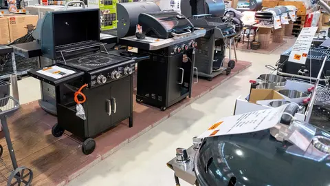 Secci&oacute;n de barbacoas en supermercado