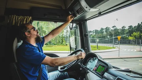 Un conductor, al frente de un autob&uacute;s en Alemania