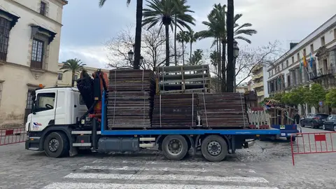 Un cami&oacute;n con las estructuras de los palcos de Semana Santa en Jerez | El MIRA
