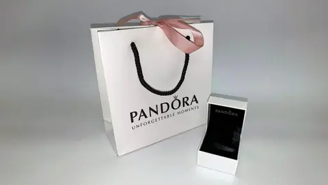 Caja y bolsa de compra de la joyer&iacute;a Pandora