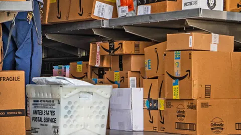 Cajas de reparto en una furgoneta de AMAZON