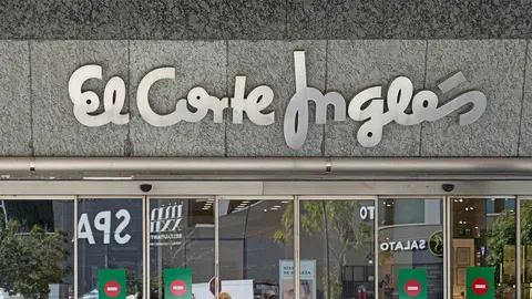 Fachada de puerta de entrada a las tiendas El Corte Ingl&eacute;s de Valencia