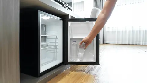 Mini nevera en una habitaci&oacute;n de hotel