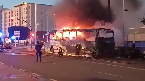 Autob&uacute;s de la empresa Rico en llamas en C&aacute;diz