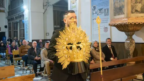 Andy y Lucas sostiene la corona de la Virgen de los Dolores