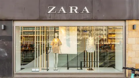 Escaparate de tienda de moda ZARA del Grupo Inditex