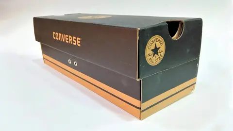 Caja de zapatillas Converse