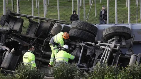 Cami&oacute;n volcado en Ja&eacute;n 
