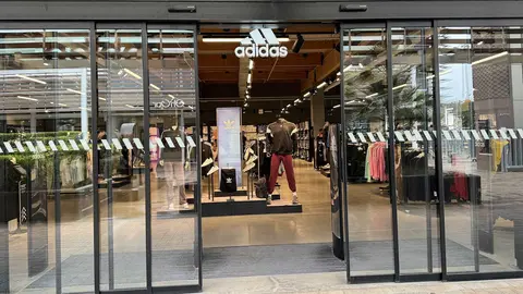 Tienda Adidas en Parque Comercial Luz Shopping de Jerez de la Frontera - Cristo Garc&iacute;a para El MIRA