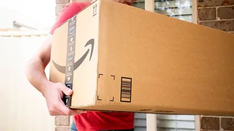 Repartidor de Amazon entrega un paquete a domicilio