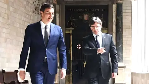 Pedro S&aacute;nchez, junto a Puigdemont en una reuni&oacute;n reciente