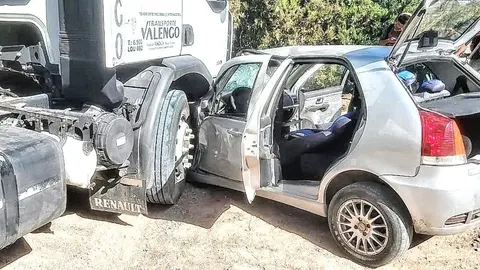 Choque entre un coche y un cami&oacute;n 
