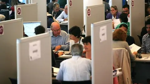 Personal trabajando en una delegaci&oacute;n de Hacienda