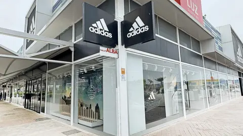 Tienda de la firma Adidas en Parque Comercial Luz Shopping de Jerez de la Frontera - Cristo Garc&iacute;a para El MIRA