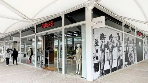 Tienda GUESS en Parque Comercial Luz Shopping de Jerez de la Frontera - Cristo Garc&iacute;a para El MIRA