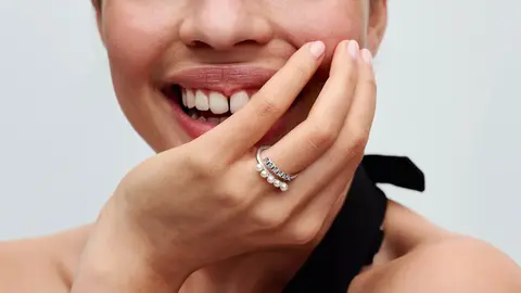 Anillo abierto de perlas cultivadas de agua dulce y pav&eacute; de Pandora