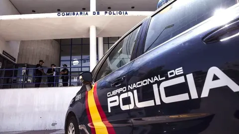 Un coche de la Polic&iacute;a Nacional en la puerta de la Comisar&iacute;a de Marbella