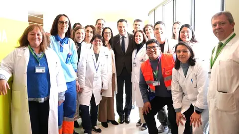 Juanma Moreno, rodeado de profesionales sanitarios