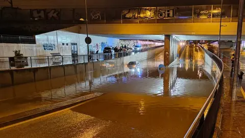 Coche atrapado por la lluvia en Jerez