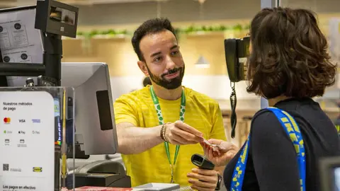 Trabajador de IKEA en la pasarela de pago