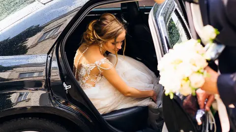 Novia bajando del coche el d&iacute;a de su boda