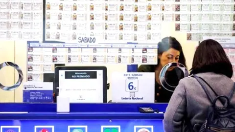 Una administraci&oacute;n de loter&iacute;as donde se dispensan boletos para la Bonoloto