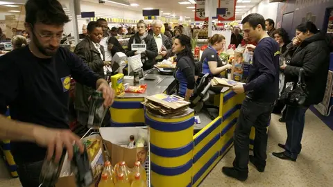 Trabajadores de Lidl, una de las empresas para las que hay vacantes en Andaluc&iacute;a