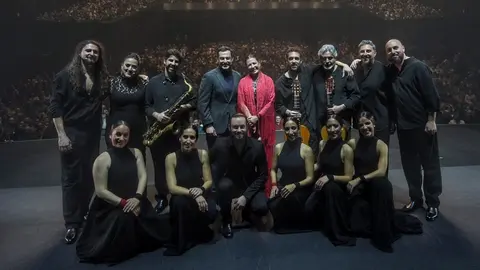 Juanma Moreno junto a la compa&ntilde;&iacute;a de Sara Baras