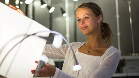 Clienta en la secci&oacute;n de l&aacute;mparas de IKEA