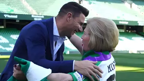 Joaqu&iacute;n da una sorpresa a una aficionada del Real Betis | Foto: Real Betis
