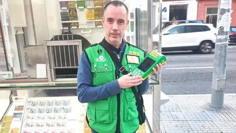 El vendedor Agust&iacute;n Flores