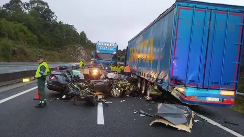 Choque entre un coche y un cami&oacute;n