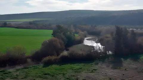 Cerro Los Castellares en el t&eacute;rmino municipal de Herrera, Sevilla. Lugar, donde las &uacute;ltimas investigaciones, sit&uacute;an al antiguo asentamiento turdetano de Astapa. A la derecha, explanada donde acampar&iacute;an las legiones. El singilis de por medio
