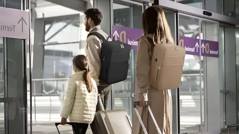 Maleta de cabina para compa&ntilde;&iacute;as como Ryanair con orificio de carga USB y bolsillo antirrobo