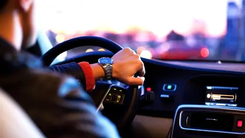 Hombre conduciendo un coche