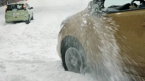 Coches atrapados por la nieve