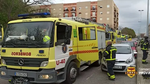 Bomberos actuando en la calle Camar&oacute;n de la Isla de Jerez