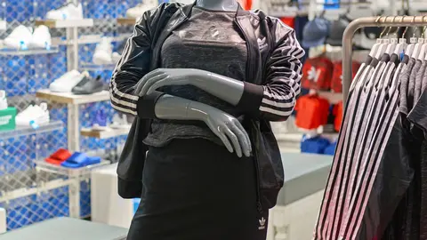 Se lleva el negro - Maniqu&iacute; en tienda Adidas