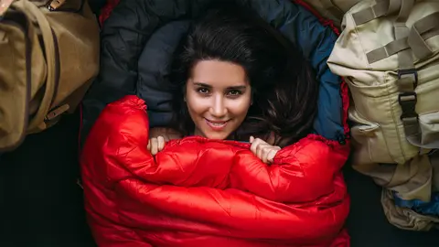 Mujer joven de acampada