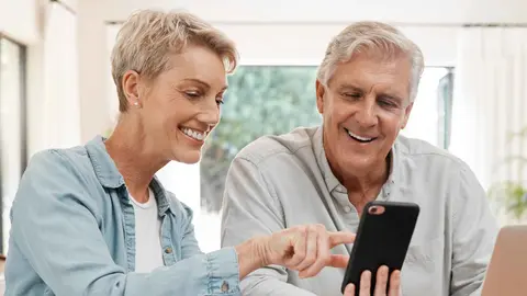 Pareja de pensionistas comprueban su pensi&oacute;n de la Seguridad Social