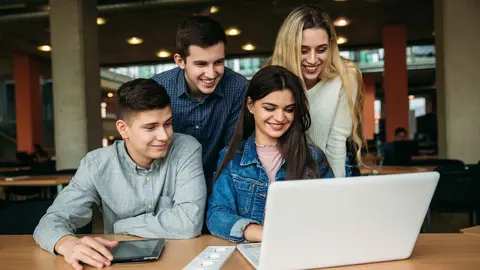 Universitarios estudiando