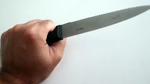 Un joven empu&ntilde;a una navaja