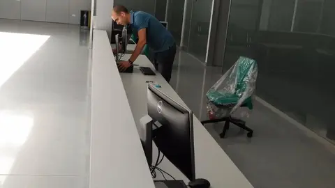 Un empleado del SAS coloca un ordenador