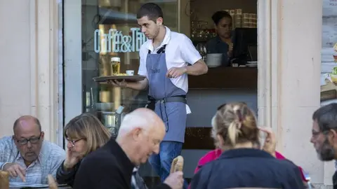 Un camarero sirve una cerveza